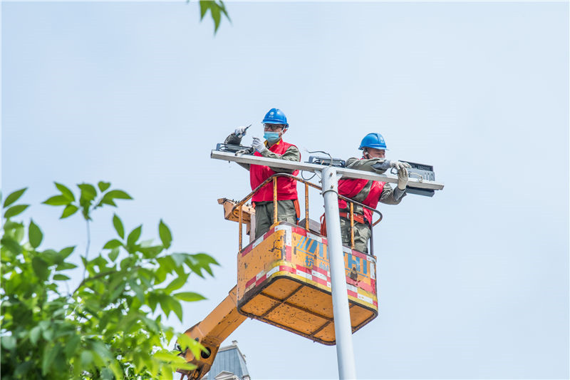 供電員工及時響應群眾訴求，更換路燈 。