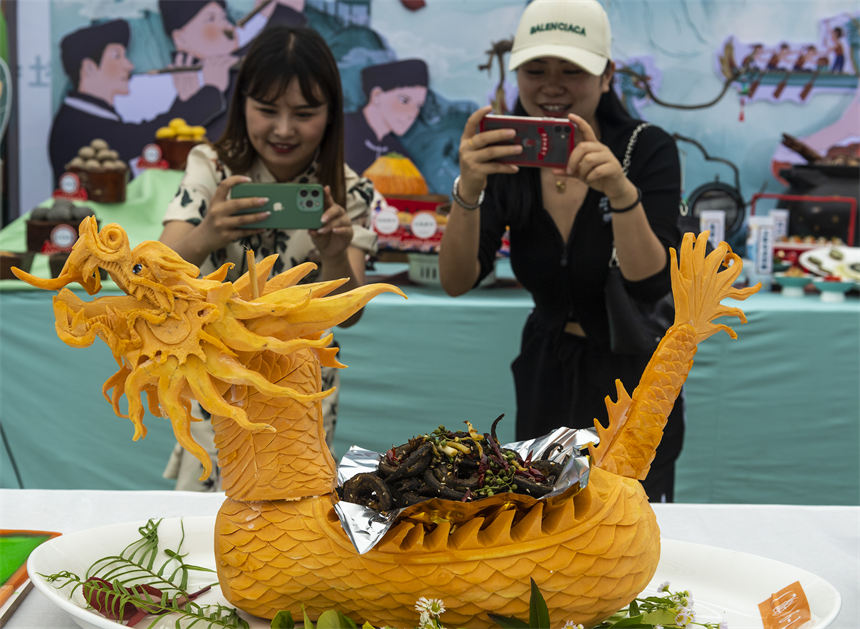 名宴展上的精致美食引人駐足拍照。鄭家裕攝