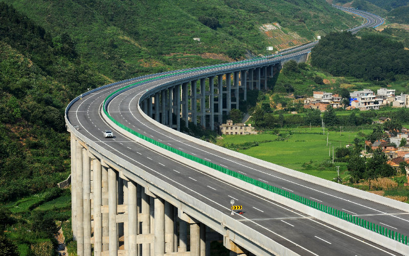 杭瑞高速公路， 2011年6月30日建成通車，徹底解決通山、崇陽、通城三個縣無高速通往的歷史。咸寧市交通運輸局供圖