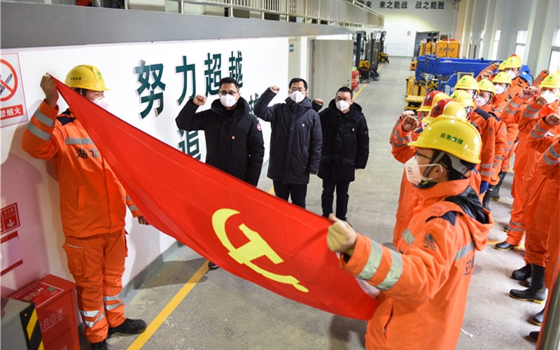 國(guó)網(wǎng)湖北送變電公司圓滿完成火神山醫(yī)院建設(shè)工地夜間用電應(yīng)急保障工作。鄒小民攝