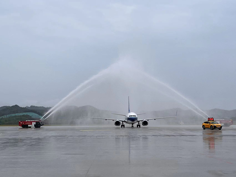 鄂州花湖機(jī)場(chǎng)以民航界最高禮遇“過水門”儀式迎接了客航首班進(jìn)港的飛機(jī)。鄂州市委宣傳部供圖