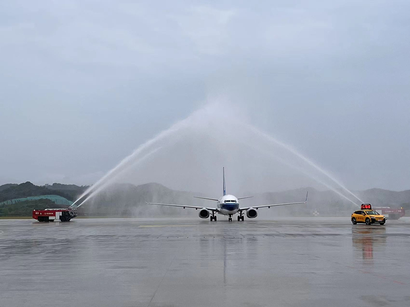 鄂州花湖機(jī)場以民航界最高禮遇“過水門”儀式迎接了客航首班進(jìn)港的飛機(jī)。鄂州市委宣傳部供圖