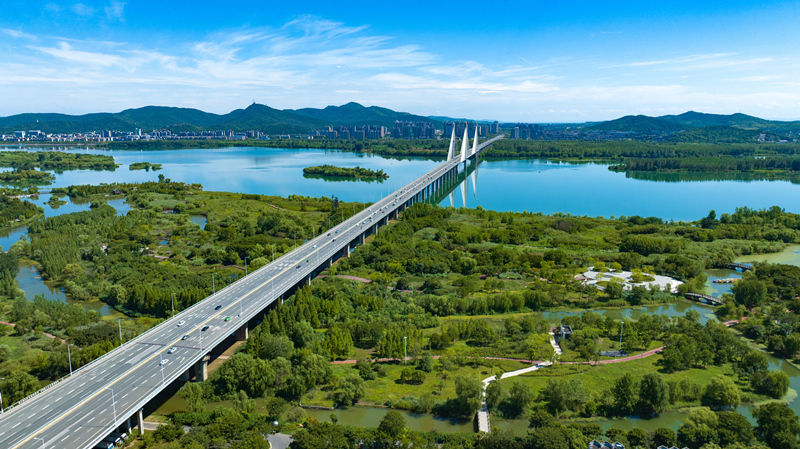 襄陽市月亮灣濕地公園草木吐翠，景色如畫。