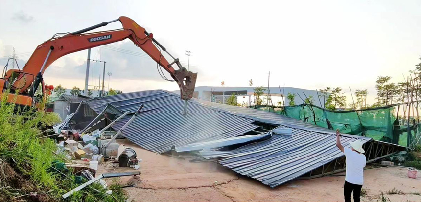 橫店街成立工作專班，對臨時搭建的違章遮雨棚、延伸出房屋外的臨時建筑物和在路旁閑置地搭建的臨時攤點，進行依法拆除和嚴格清理。