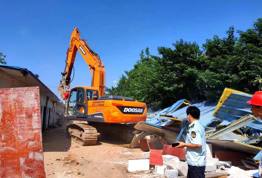 橫店街成立工作專班，對(duì)臨時(shí)搭建的違章遮雨棚、延伸出房屋外的臨時(shí)建筑物和在路旁閑置地搭建的臨時(shí)攤點(diǎn)，進(jìn)行依法拆除和嚴(yán)格清理。