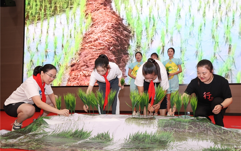 在湖北省襄陽市科技館，工作人員表演原創(chuàng)科普劇介紹水稻的成長過程。