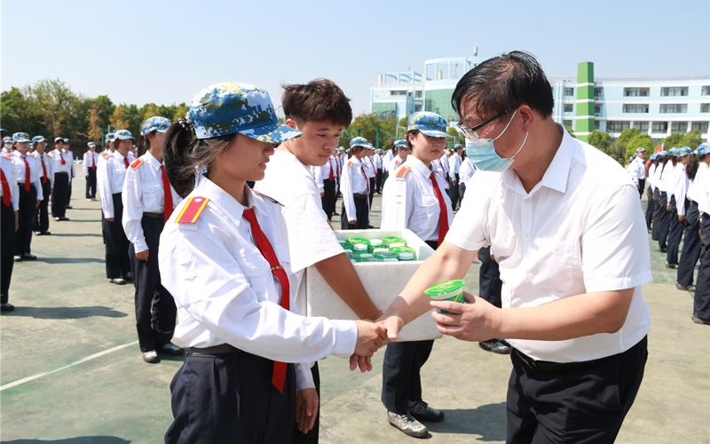 副校長崔海容為新生送綠豆湯。