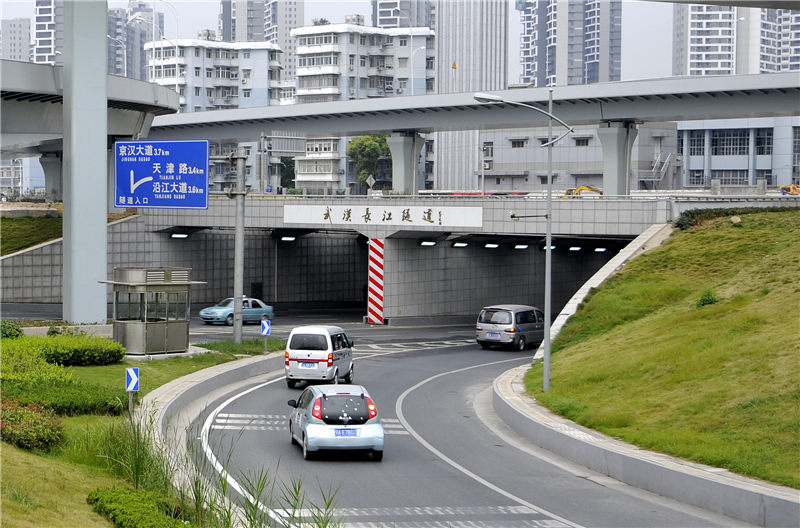 水下隧道：中國鐵建鐵四院設(shè)計的“萬里長江第一隧”——武漢長江隧道。