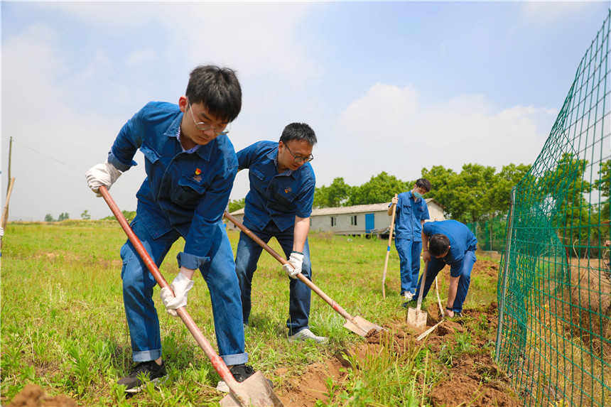 2021年5月，武漢卷煙廠志愿服務(wù)隊為羊圈開渠引水。