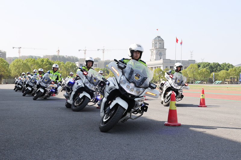 武漢交警快騎機(jī)動隊駕駛技術(shù)演練。