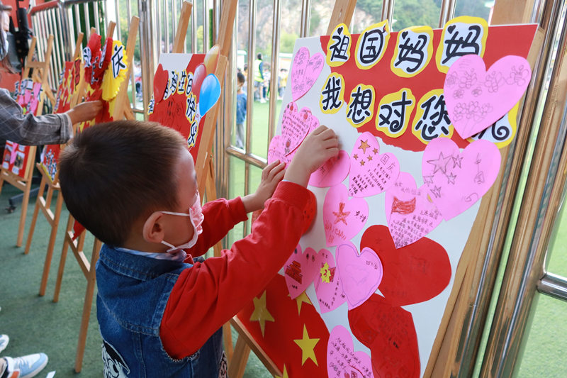 圖為澗池鄉(xiāng)中心幼兒園組織開展“祖國媽媽我想對您說”活動。 ?周國敏攝