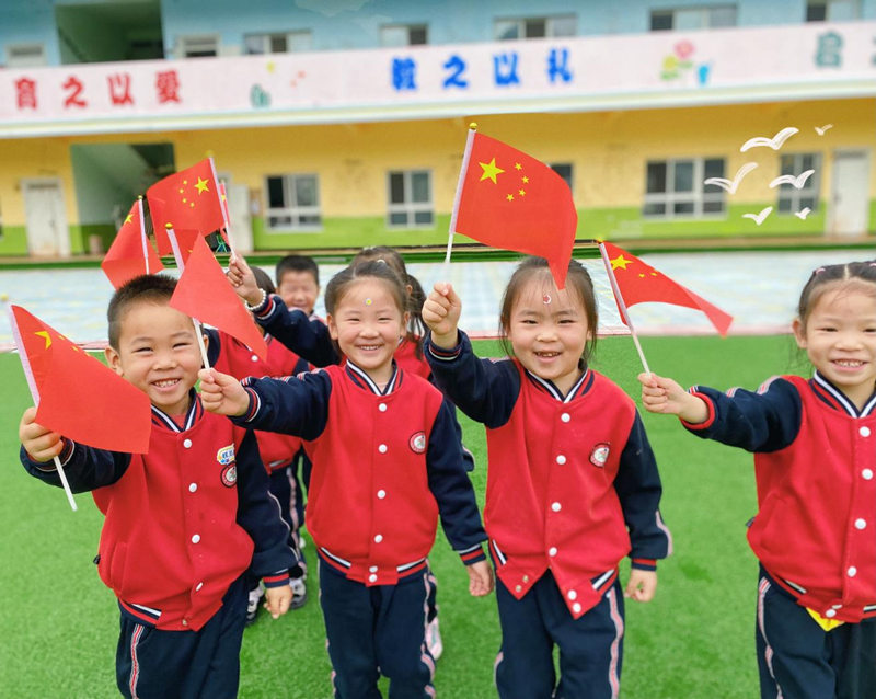 馬安鎮(zhèn)中心幼兒園開展“我和國旗合個影”活動 。李雪瑩攝