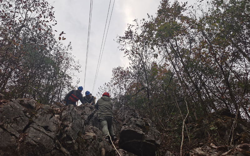 圖3：12月8日，在湖北省建始縣花坪鎮(zhèn)三岔槽村，湖北送變電工程有限公司恩施東-朝陽500千伏線路工程（恩施段）翻山越嶺去施工。