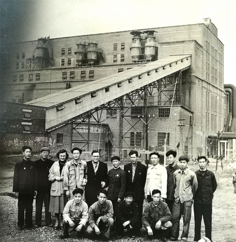 1956年，和專家一起在青山熱電廠。