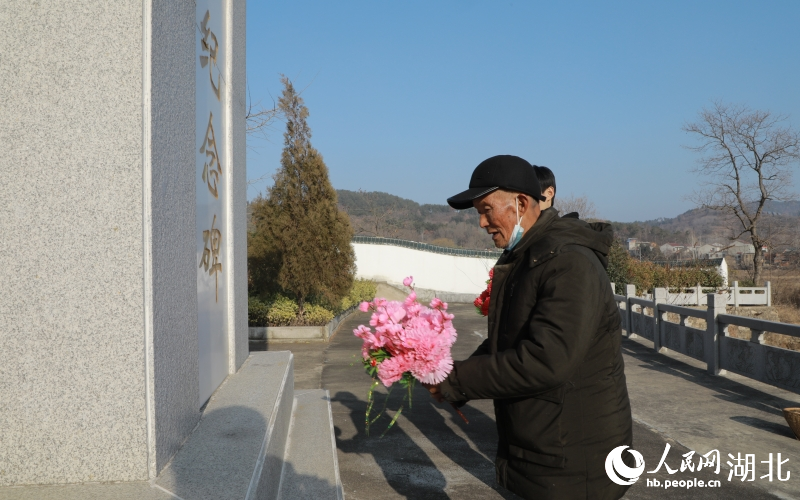  八旬老人姜能山65年來(lái)大年初一都會(huì)祭拜烈士。人民網(wǎng) 郭婷婷攝