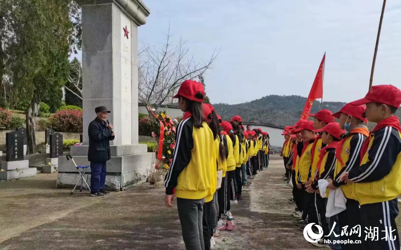 姜能山為當(dāng)?shù)貙W(xué)生講述革命先烈的故事。受訪者供圖