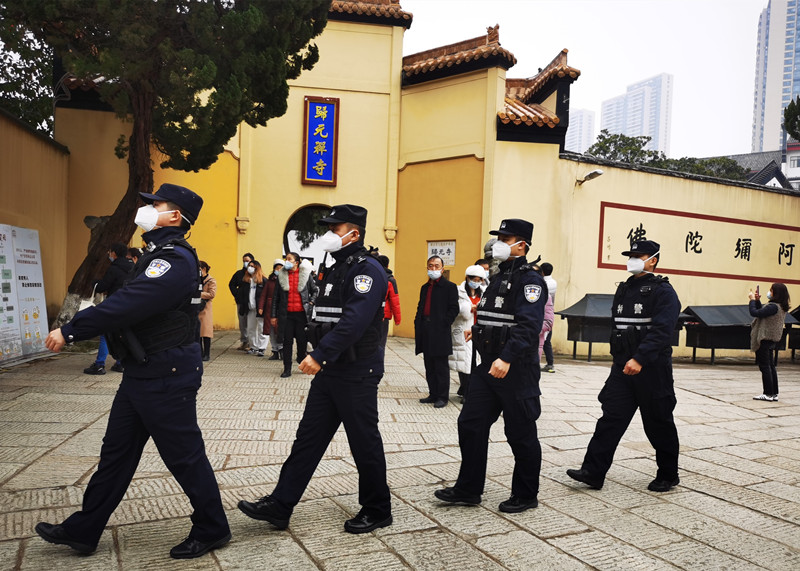 武漢特警在歸元寺巡邏。