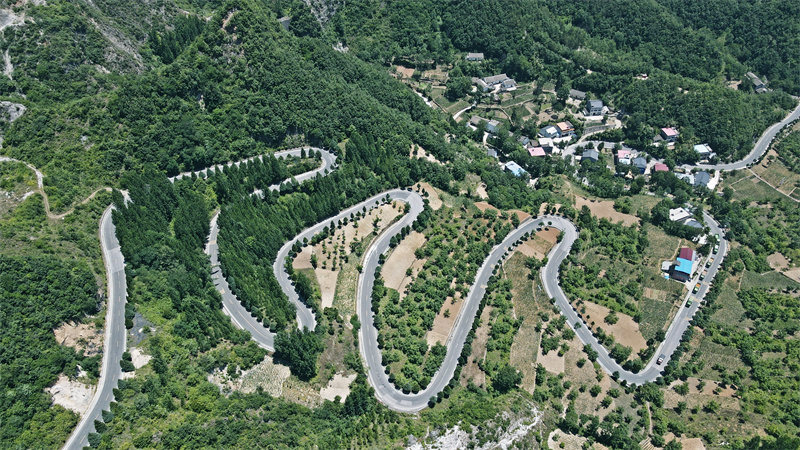 圖為鄖西縣上津鎮(zhèn)絞腸關(guān)盤山公路宛如“絲帶”。鄒景根攝