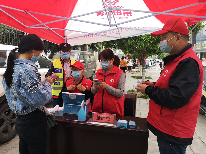 組織黨員干部深入社區(qū)核酸檢測一線，協(xié)助轄區(qū)核酸檢測采樣小組按時、高效、優(yōu)質(zhì)進(jìn)行核酸檢測工作。 十堰市煙草專賣局供圖