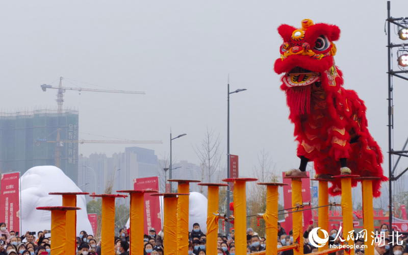 2月5日，武漢市東西湖區(qū)龍獅爭(zhēng)霸賽上，舞獅表演吸引市民圍觀。人民網(wǎng) 周雯攝