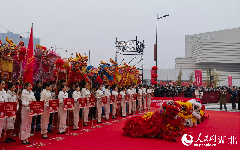 18支舞龍隊(duì)蓄勢(shì)待發(fā)。人民網(wǎng) 周雯攝