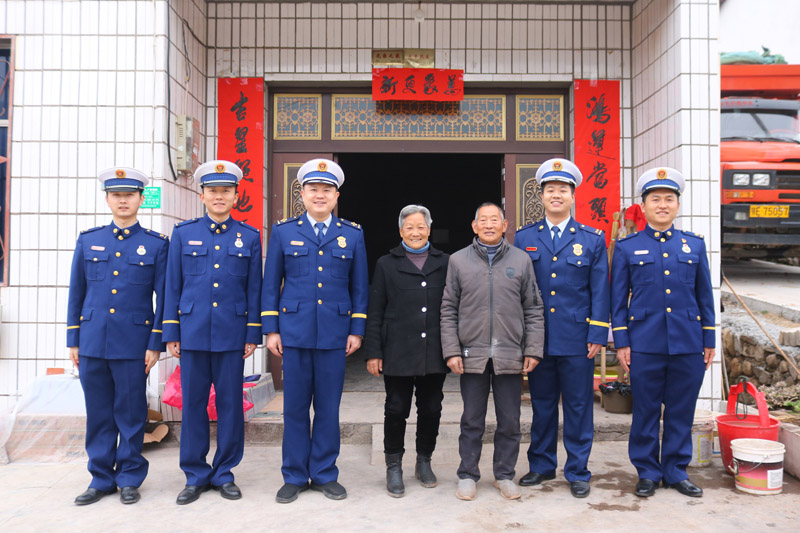 “爸媽”和“兒子”們合影。屈鵬攝