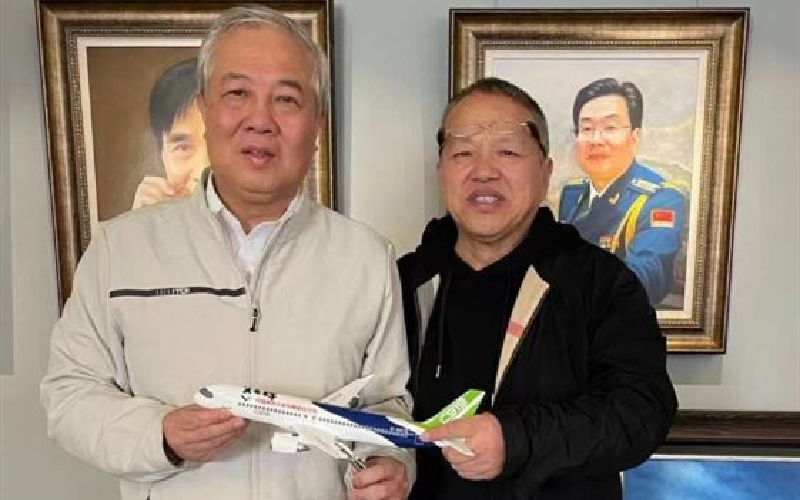 吳光輝將親筆簽名的C919飛機模型回贈給向斌。受訪者供圖