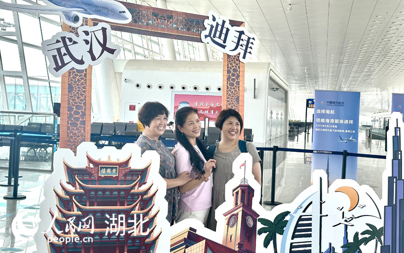 出發(fā)前，旅客在候機廳合影。人民網(wǎng)記者 張沛攝