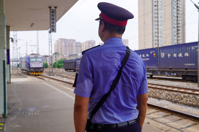 7月12日正午，襄陽車站運(yùn)轉(zhuǎn)車間助理值班員外勤聶再剛正在進(jìn)行接發(fā)列車作業(yè)，這趟列車將到達(dá)附近電廠，為暑期供電提供充足電煤保障。袁廣益攝