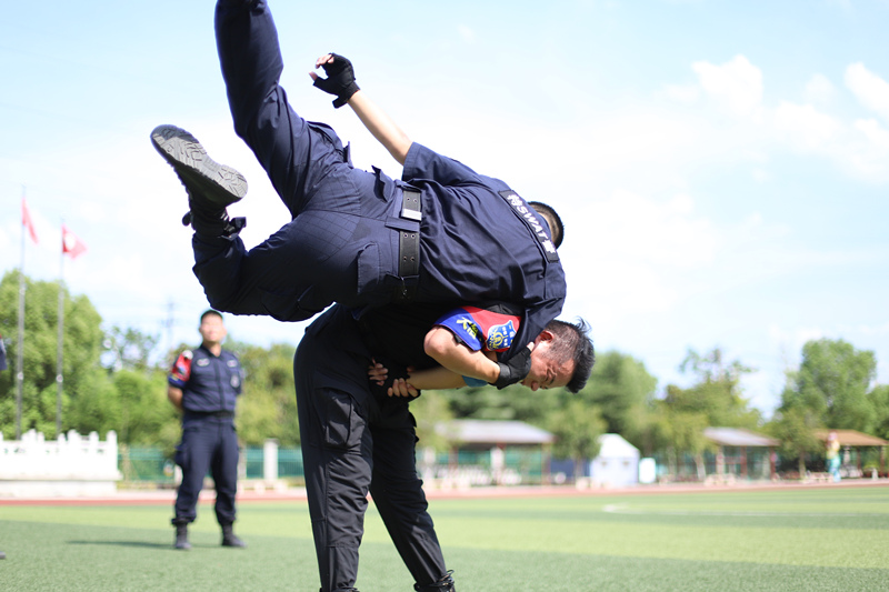 高溫天氣，大冶特警堅持警務(wù)技能訓(xùn)練，確保隨時應(yīng)對各種突發(fā)事件。陳宇攝