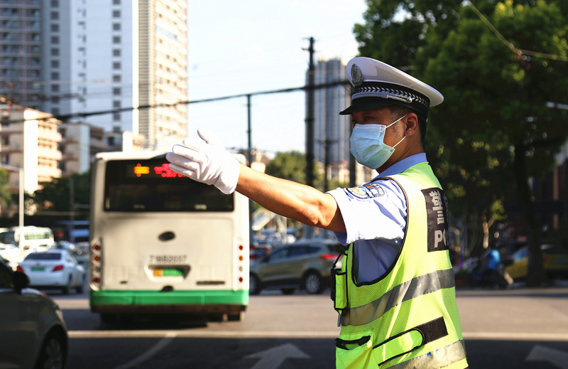 熱浪撲面，武昌交警堅守路面，維持交通秩序。高梓健攝