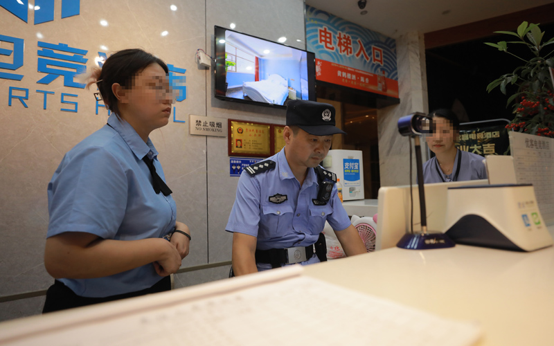 蔡甸警方對(duì)轄區(qū)酒店開展清查。