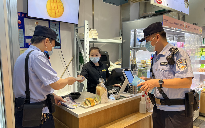 軌道警方對(duì)商業(yè)門店開展清查。