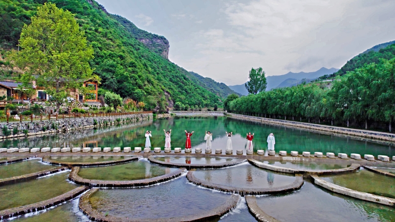 湖北省鄖西縣關(guān)防鄉(xiāng)沙溝村仙河灣風(fēng)景美如畫。 鄖軒文攝