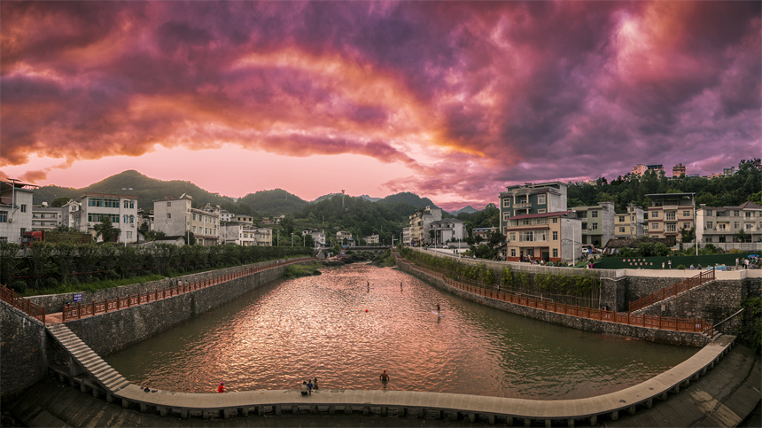 湖北建始：槳板運(yùn)動(dòng)在業(yè)州城廣潤(rùn)河上悄然興起