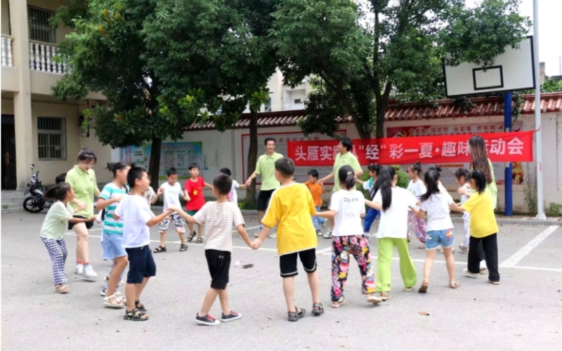 棗陽市楊垱鎮(zhèn)中心小學“希望家園”中，志愿者給孩子們上體育課。受訪者供圖