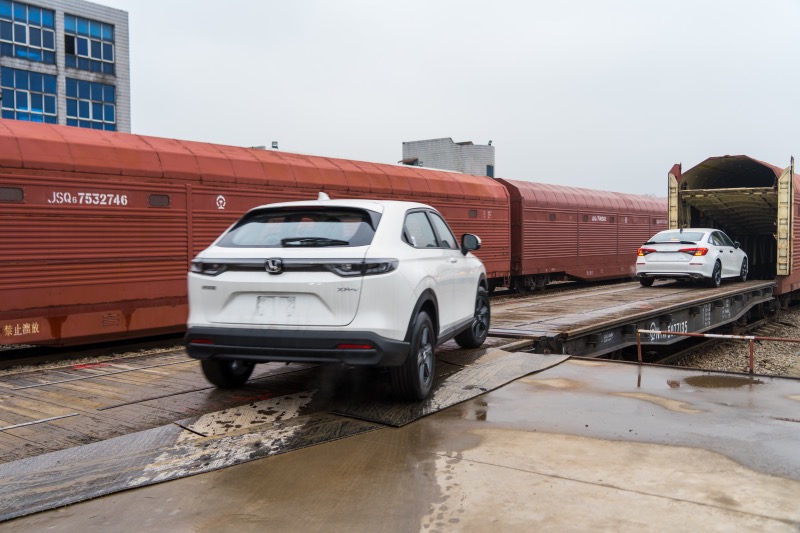 東風汽車裝載現(xiàn)場，漢產(chǎn)汽車通過中歐班列運往歐洲。丁旭攝