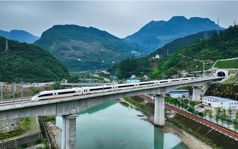 動(dòng)車在鄭渝高鐵線上行駛。鄒政攝