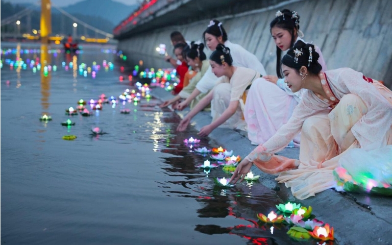 每年的農(nóng)歷七月七日，“織女”在天河水域放河燈，祈求好運(yùn)。鄖宣文攝