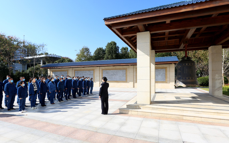 新業(yè)薄片公司黨員干部赴湖北省黨風(fēng)廉政建設(shè)教育基地開展警示教育。劉名攝