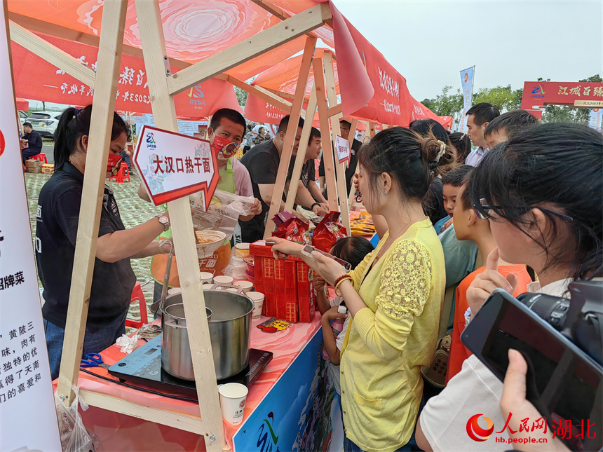 “江城百臻”豐收市集上，武漢50余家農(nóng)業(yè)企業(yè)帶來百余款特色農(nóng)副產(chǎn)品。人民網(wǎng)記者 郭婷婷攝