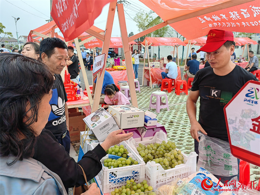 “江城百臻”豐收市集上，武漢50余家農(nóng)業(yè)企業(yè)帶來百余款特色農(nóng)副產(chǎn)品。人民網(wǎng)記者 郭婷婷攝