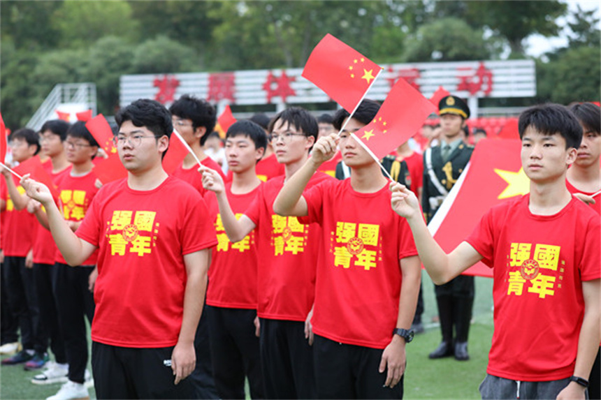 武昌首義學院師生國慶升旗共抒愛國情