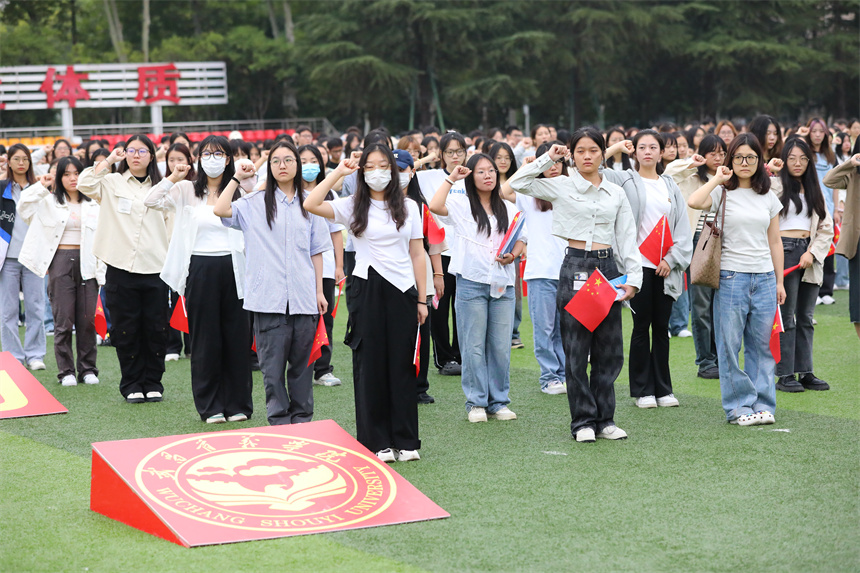 武昌首義學(xué)院師生國慶升旗共抒愛國情