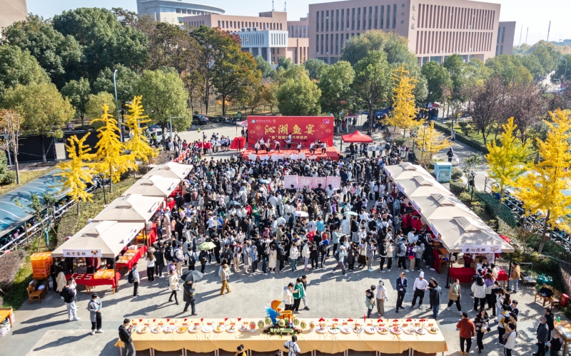 武漢科技大學(xué)師生共享沁湖魚(yú)宴。