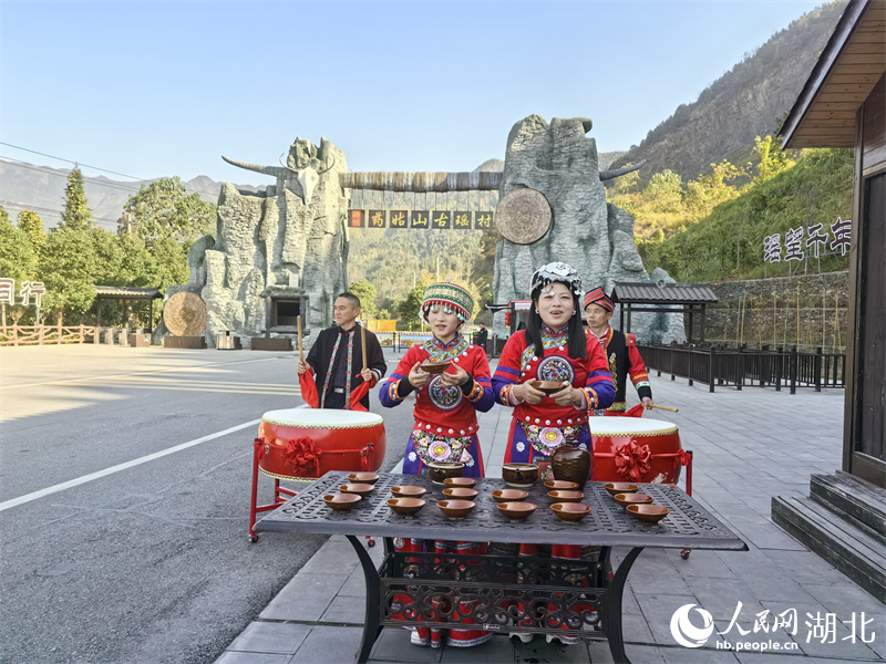 通城縣內(nèi)沖瑤族村，瑤族阿哥阿妹們在門樓前為游客送上攔門酒。人民網(wǎng) 周雯攝