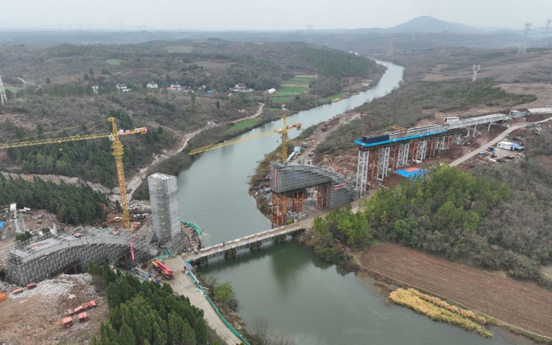 漳河灌區(qū)響水洞渡槽混凝土澆筑。湖北省水利廳供圖