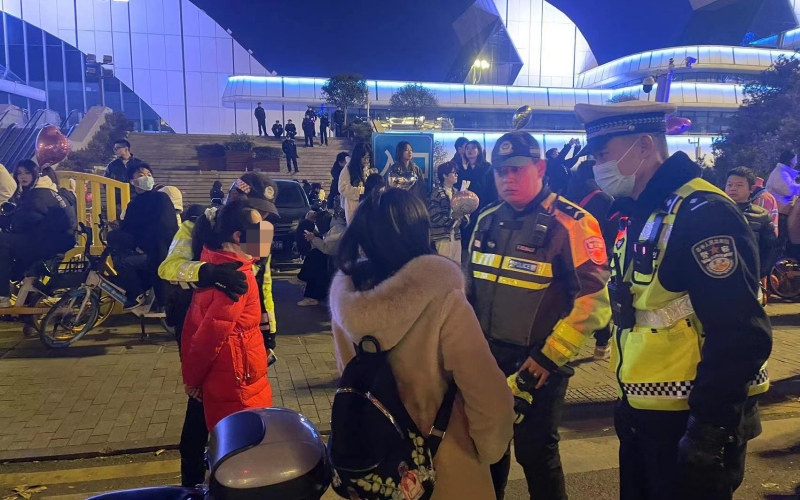 把迷路的孩子送到家長身邊。武漢交警供圖