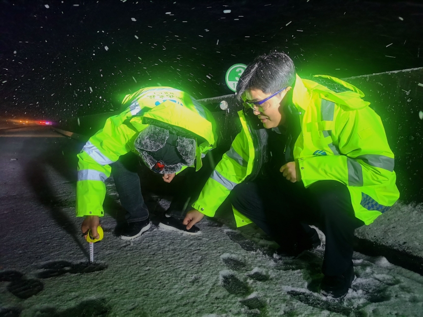 巡檢人員測量路面積雪厚度