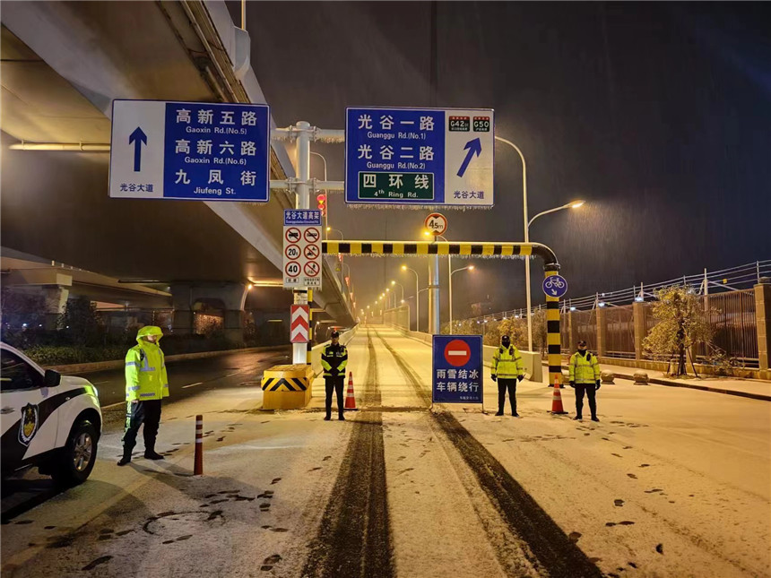 路面結(jié)冰，道路臨時管控。焦軒攝